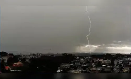 Mulher é levada ao hospital após ser atingida por raio no PR