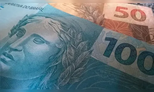 Mulher encontra R$ 1,7 mil em supermercado e procura dono