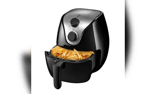 Mulher faz tatuagem no braço da fritadeira air fryer