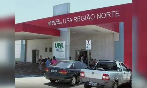 Mulher fica com unha postiça presa no olho após ser agredida