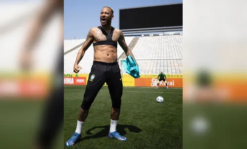 Neymar exibe 'tanquinho' e ironiza críticas sobre seu peso