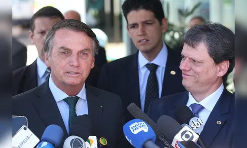Bolsonaro grava áudio para caminhoneiros liberarem estradas
