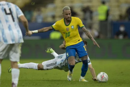 O jogo começou e, aos cinco minutos, a partida foi paralisada na Neo Química Arena, em São Paulo