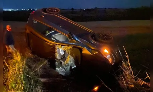 Carro capota no acesso secundário de Ivaiporã