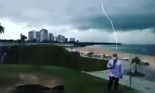 Raio cai perto de equipe de reportagem da Record em Manaus