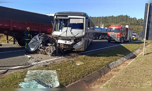 Ônibus prensa carro contra caminhão e casal morre no PR