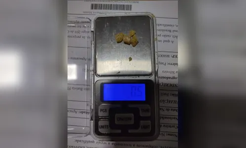 PM de Apucarana flagra venda de drogas em frente de bar