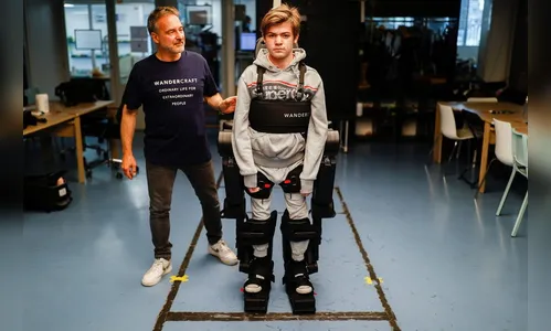 Pai constrói exoesqueleto para ajudar filho andar