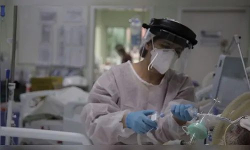 Paraná confirma 2.210 novos casos e 74 óbitos pela Covid