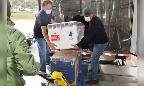 Paraná recebe doses da Pfizer e CoronaVac nesta segunda