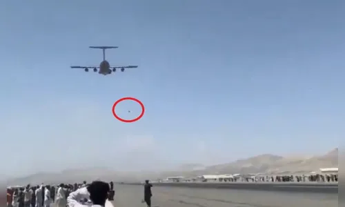 Pessoas caem de avião ao tentarem deixar o Afeganistão; Veja