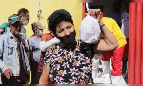 Pessoas fazem fila por doações de ossos em açougue