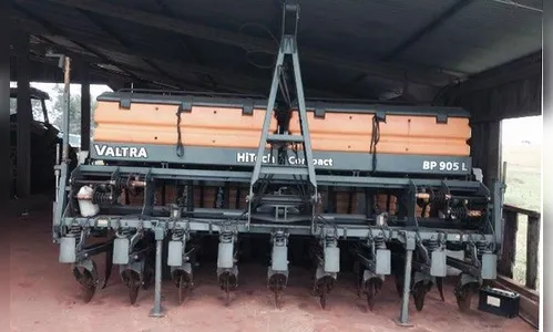 Motorista pega plantadeira para transportar e desaparece