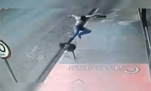 Polícia identifica jovem que chutou e arrancou lixeira