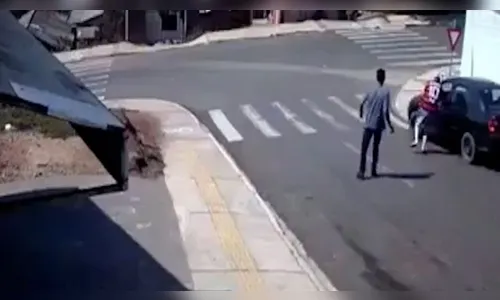 Rapaz pula em janela de carro e evita tragédia; vídeo