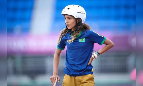 Rayssa Leal, de 13 anos, conquista medalha de prata no skate