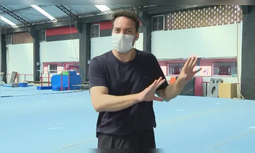 Repórter da Globo impressiona ao dar salto mortal ao vivo