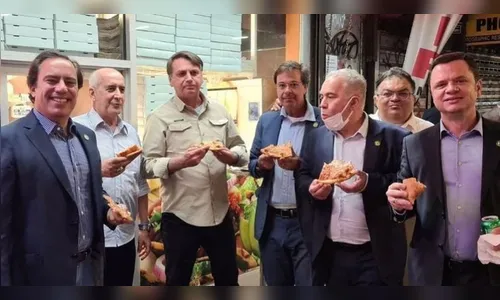 Sem vacina: Bolsonaro come pizza na rua em Nova York