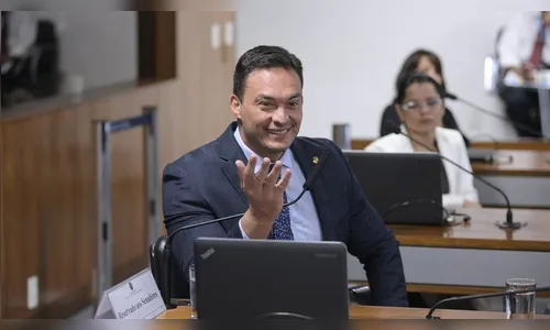 Senador debocha de Joice e diz que agressão foi por traição