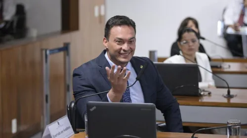 Senador debocha de Joice e diz que agressão foi por traição