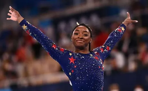 Simone Biles erra na estreia, mas consegue classificação