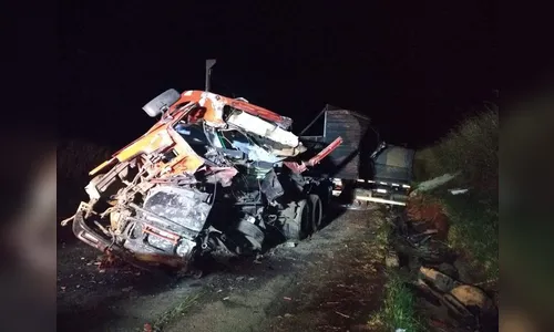 Tragédia: motoristas morrem em colisão frontal na PR-160