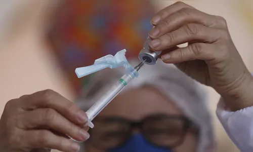 Vacinados com CoronaVac têm 74% menos chance de morte