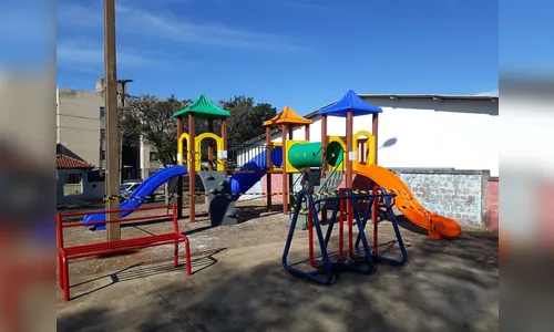 Vereador e prefeito acompanham instalação de parquinho