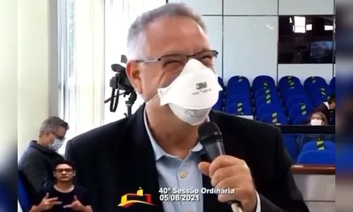 Vereador erra e lê nota de pesar em aniversário de idosa