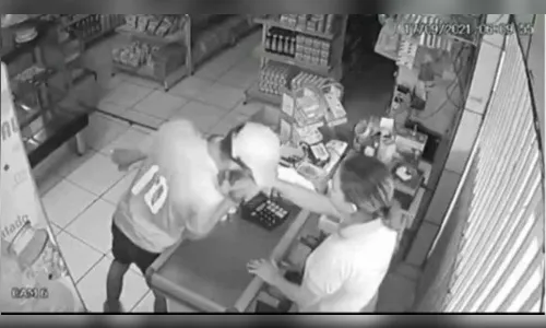 Vídeo: Assaltante se despede de atendente com beijo na mão