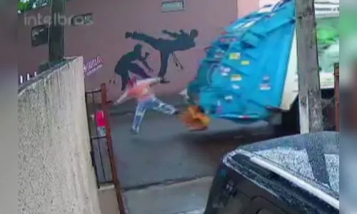 Vídeo: Coletor de lixo salva criança de ser atropelada no PR