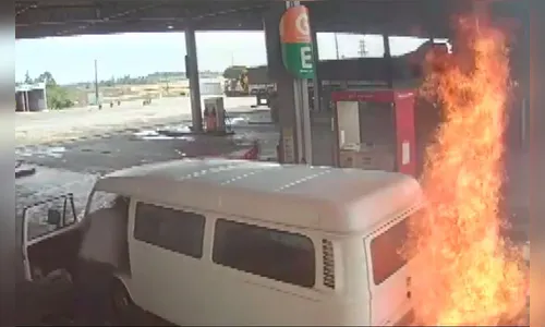 Vídeo: Kombi pega fogo após abastecer em posto no Paraná