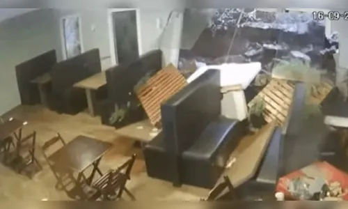 Vídeo: enxurrada destrói parede de restaurante no Paraná