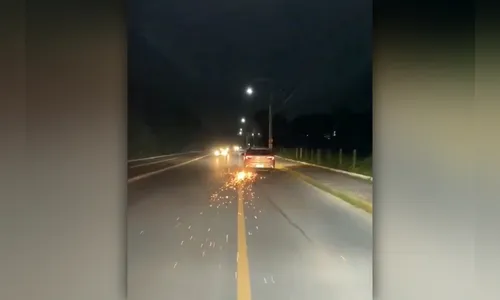 Vídeo: motorista embriagado arrasta motocicleta por ruas