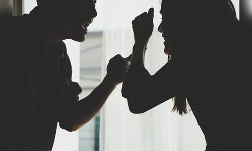 Vizinha é denunciada por injúria racial contra idoso