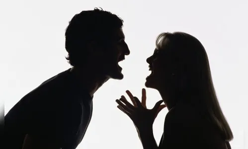 Marido ameaça esposa e sobe no teto do carro da sogra