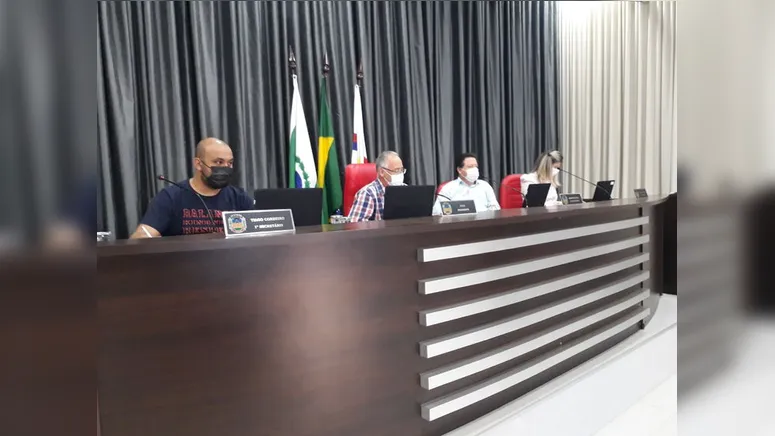 Imagem ilustrativa da notícia Aprovado projeto que revoga banco de horas na Câmara