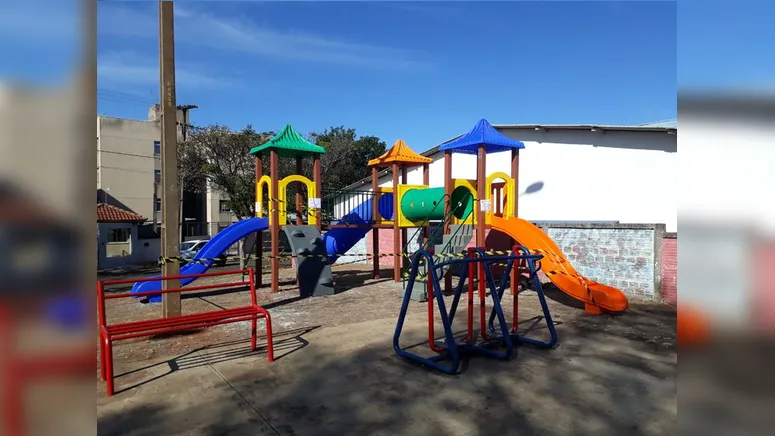 Imagem ilustrativa da notícia Vereador e prefeito acompanham instalação de parquinho