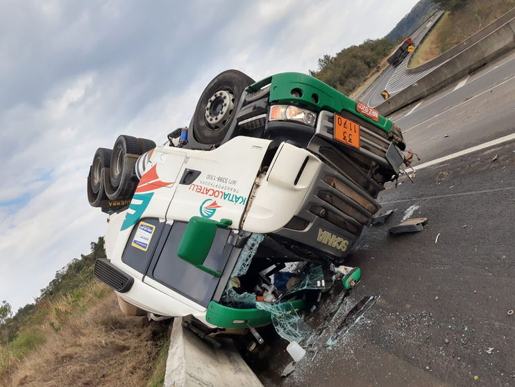 Caminhão carregado com cilindros tomba na BR-251 e duas pessoas ficam  feridas - Notícias