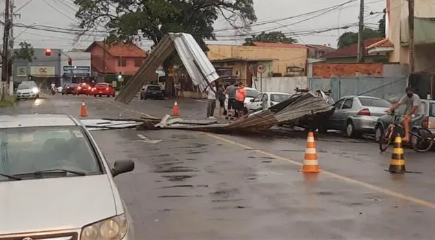 15 mil locais em Londrina seguem sem luz neste domingo