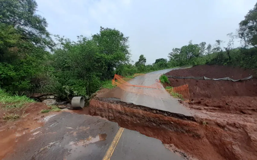 A estrada está interditada, a passagem é somente por desvio.