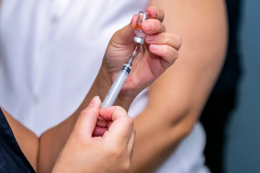 Adolescentes com 16 anos são vacinados em Apucarana