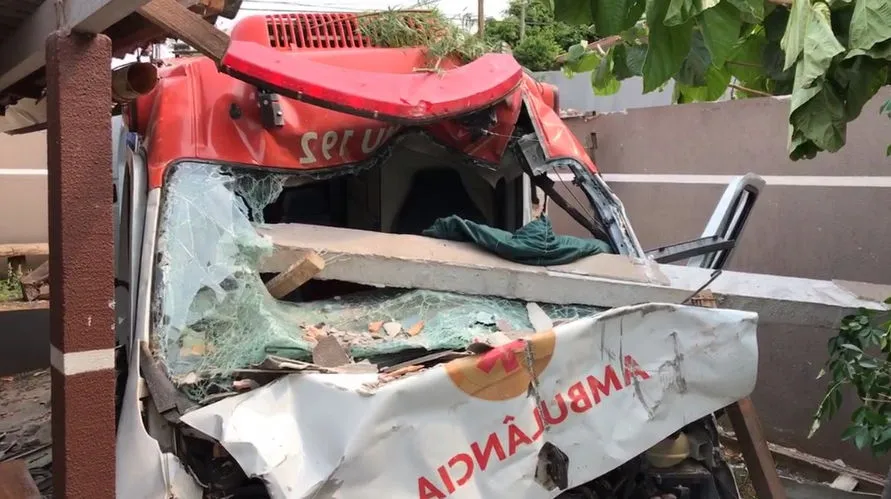 Ambulância do Samu Arapongas é assaltada e sofre acidente