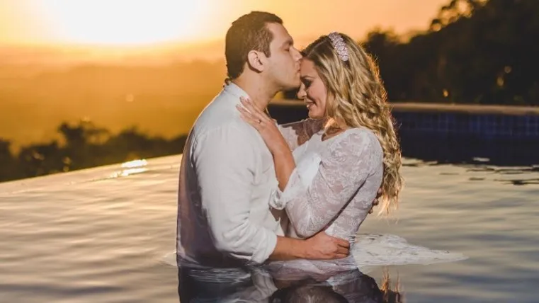 Andressa Urach anuncia volta à igreja com o marido