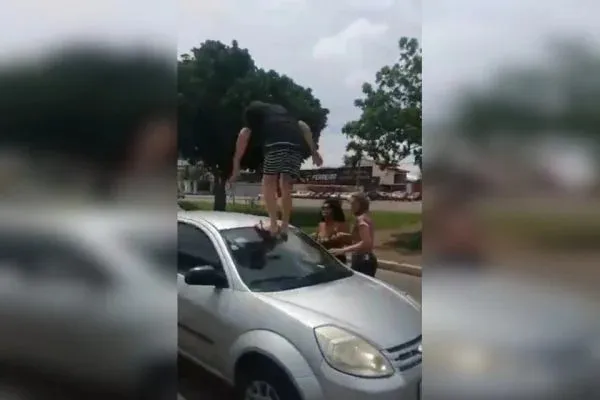 Após batida, homem agride e quebra carro de mulher; veja