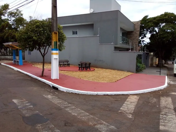 Arapongas finaliza instalação de praça na Rua Corruíra