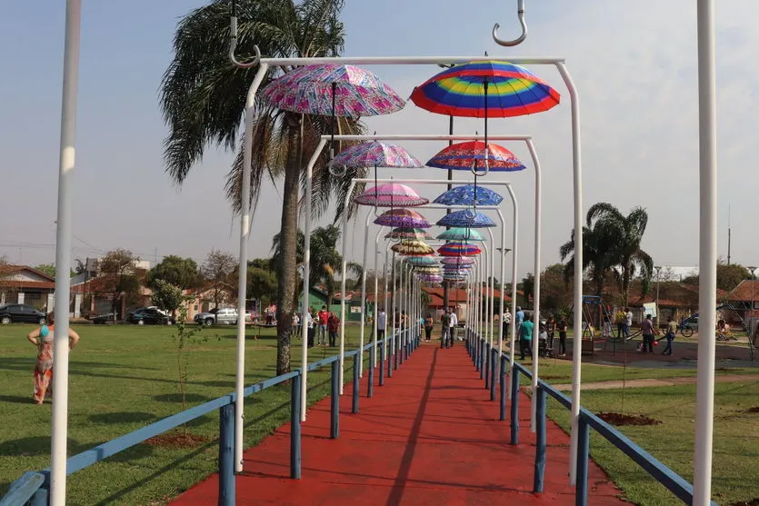 Arapongas inaugura passarela de guarda-chuvas na Zona Sul