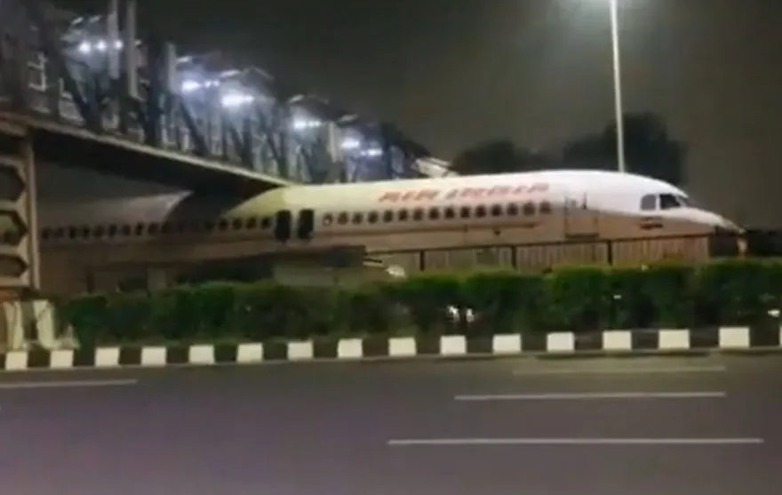 Avião fica preso em rodovia debaixo de passarela; vídeo