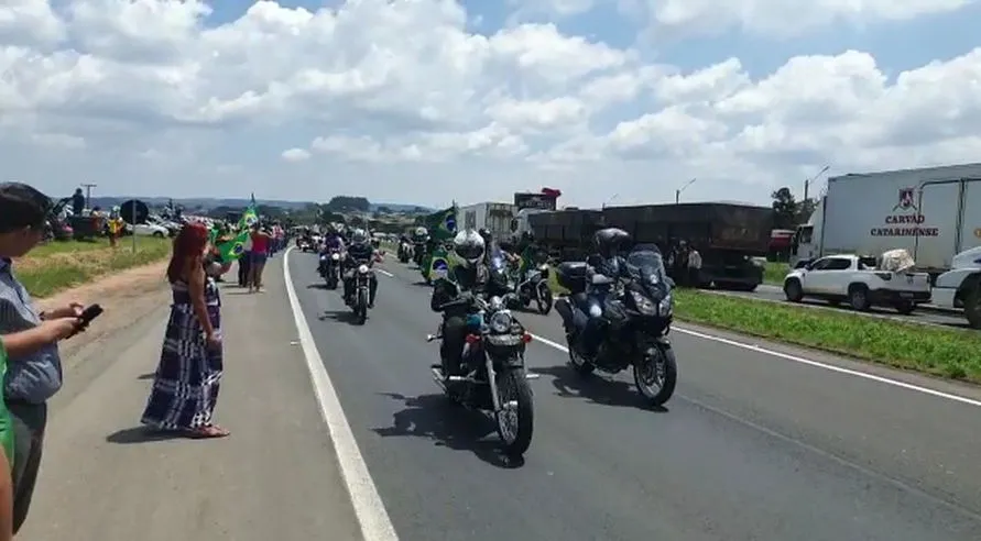 Bolsonaro participa de passeio de moto com apoiadores no PR