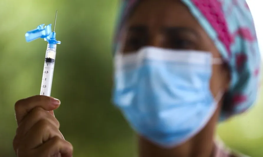 Brasil tem 38,05% da população vacinada com duas doses